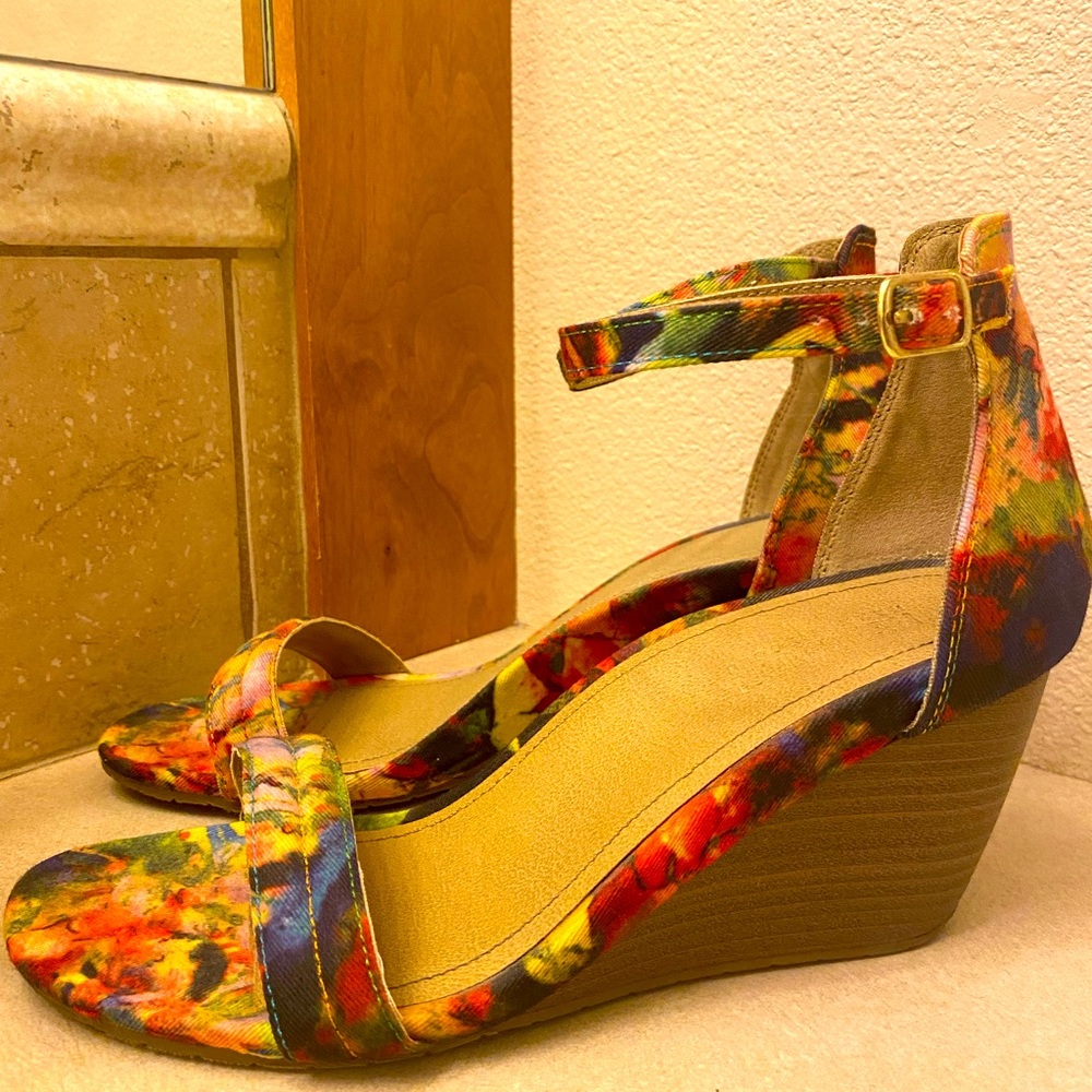 Kenneth Cole strappy wedge heel sandals